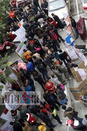 柳州馬路勞務(wù)市場暗流涌動(dòng) 便捷背后隱患多，勞務(wù)服務(wù)亟待規(guī)范